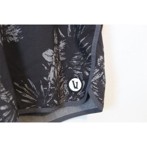 Vuori Cruise BoardShort Black Vintage Floral Gray Men's Board Shorts 32 H14054 - Picture 3 of 13